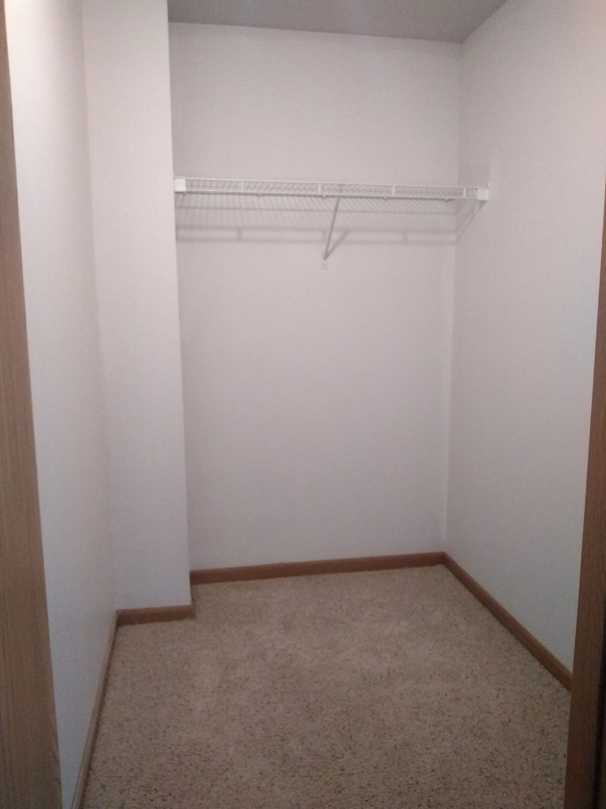 1401.105 bedroom closet 4216 Lincoln Swing
