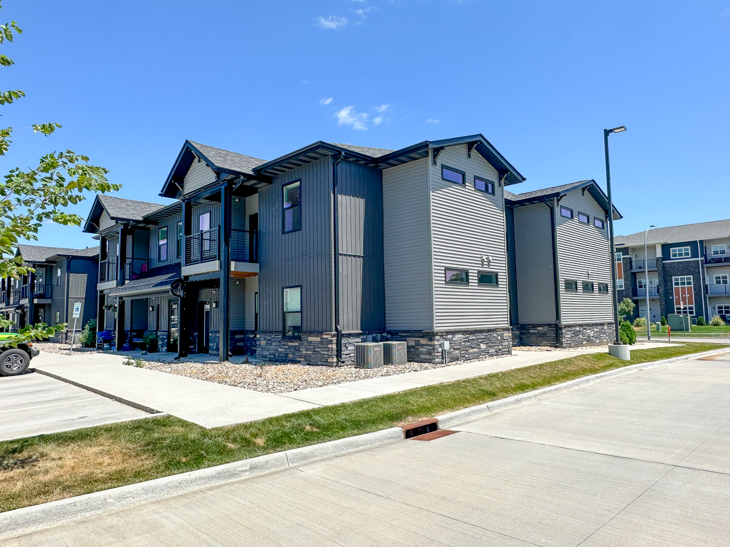 3425 Aurora Ave