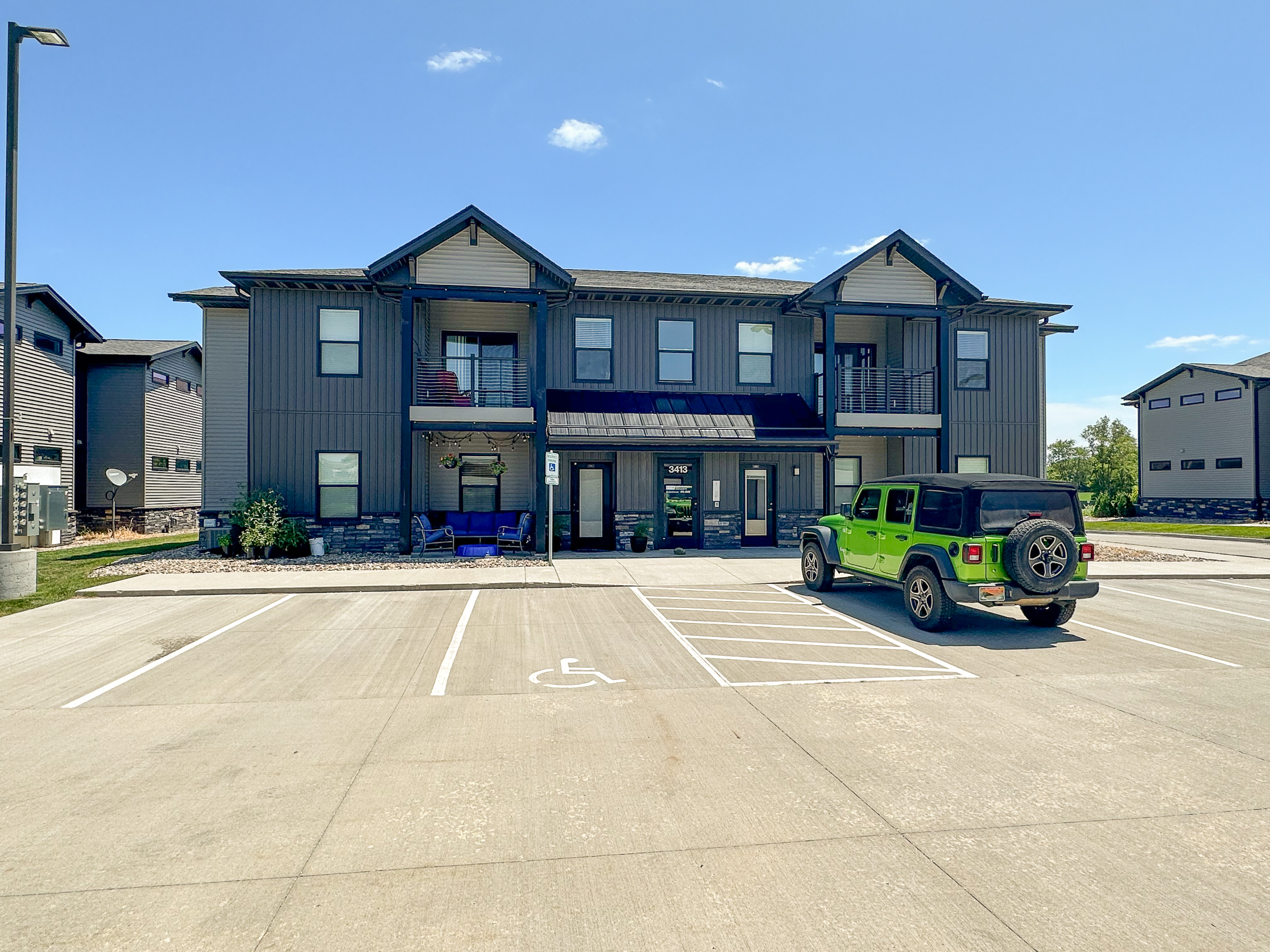 3413 Aurora Ave