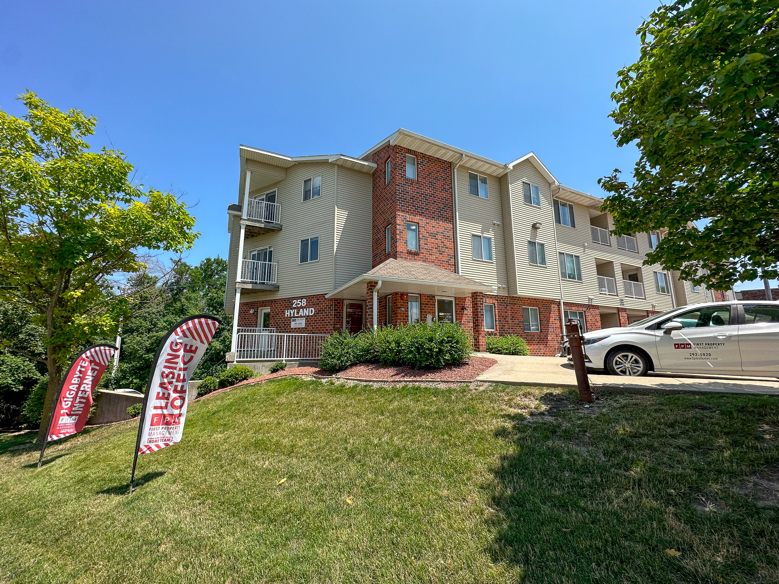 258 N Hyland Ave