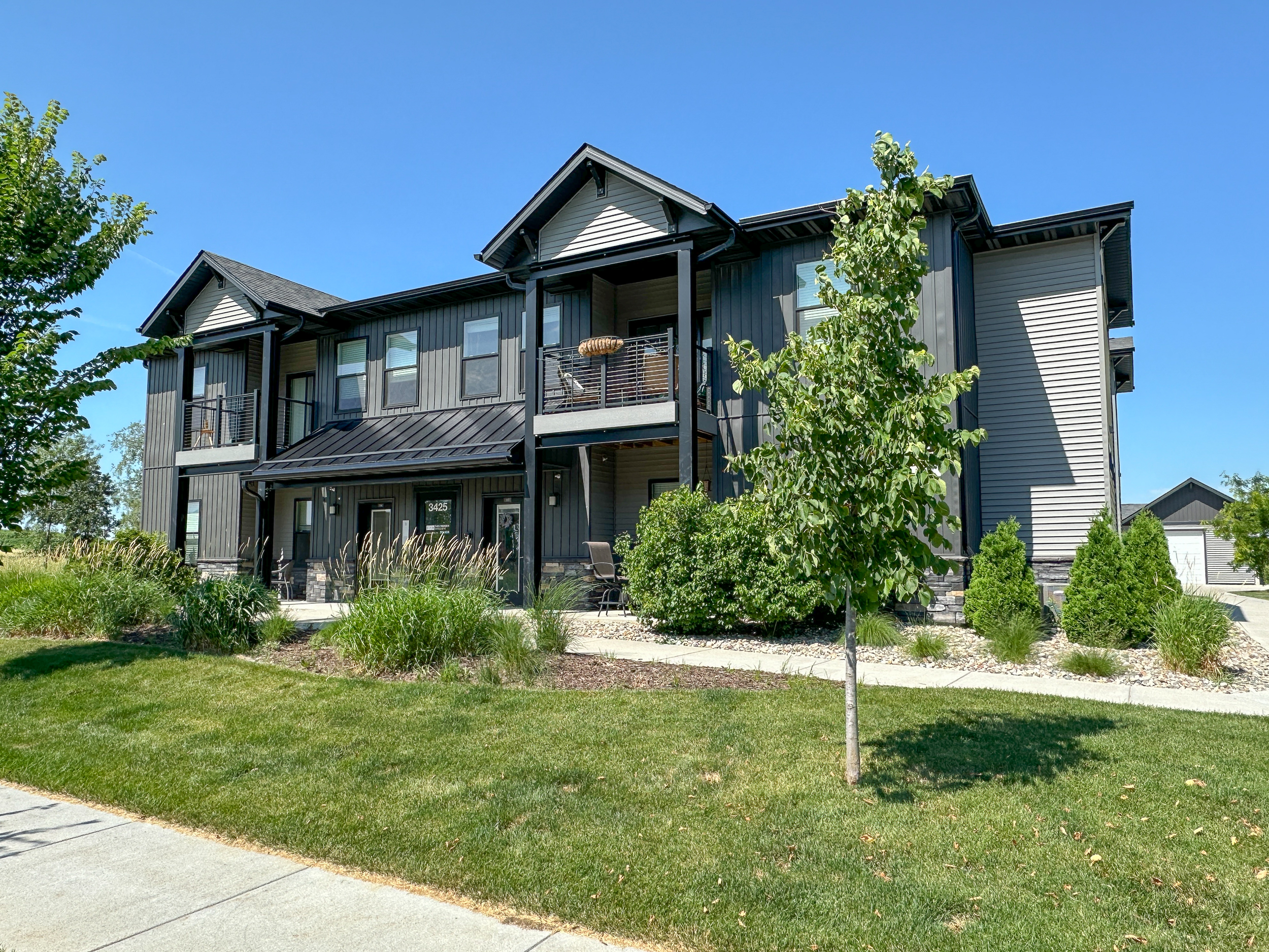 3425 Aurora Ave
