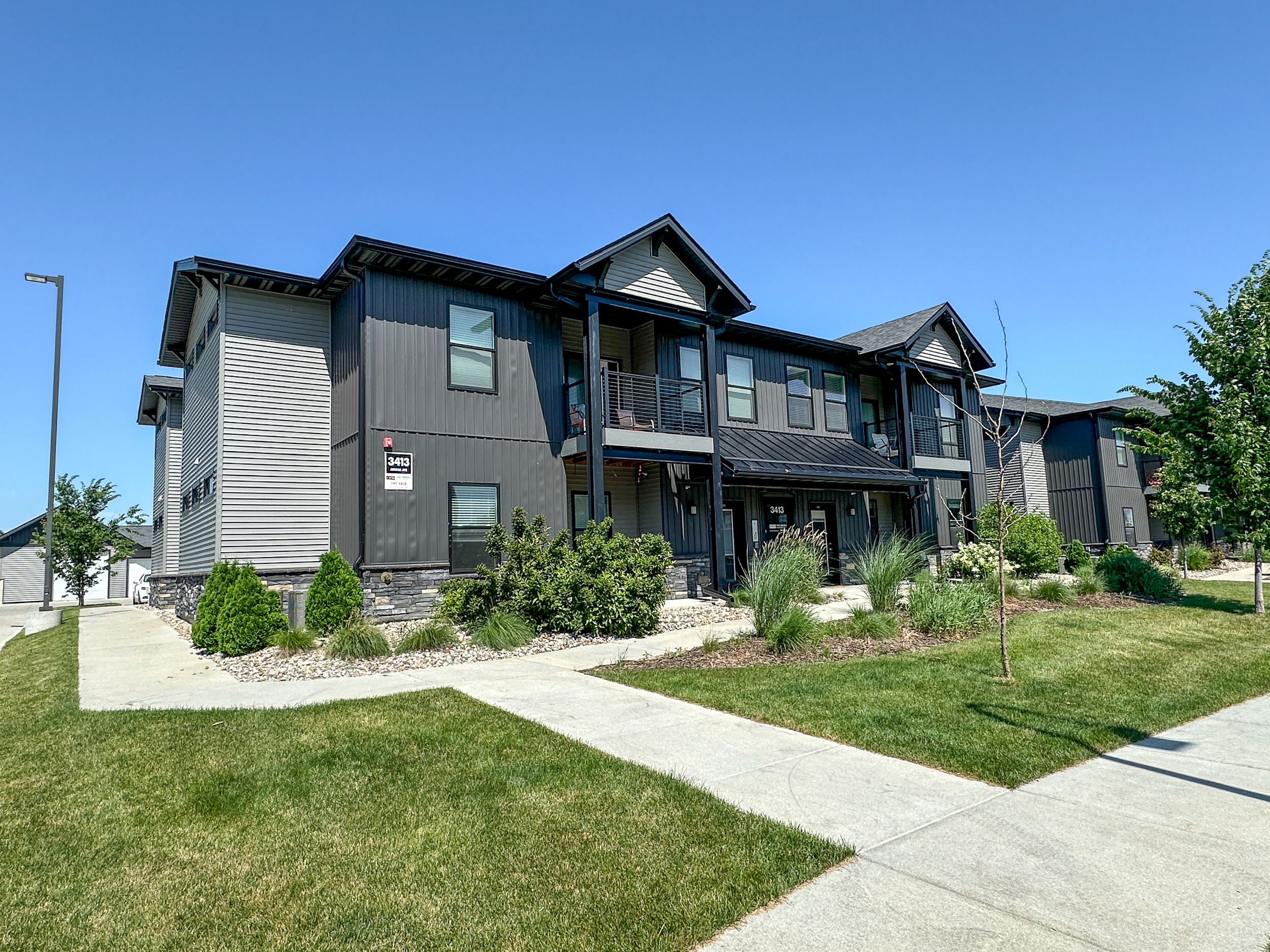 3413 Aurora Ave