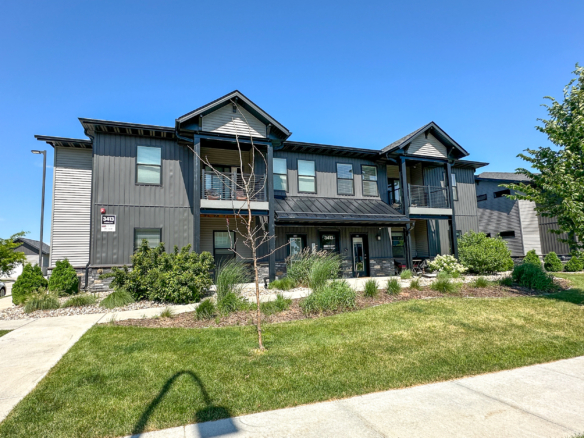 3413 Aurora Ave